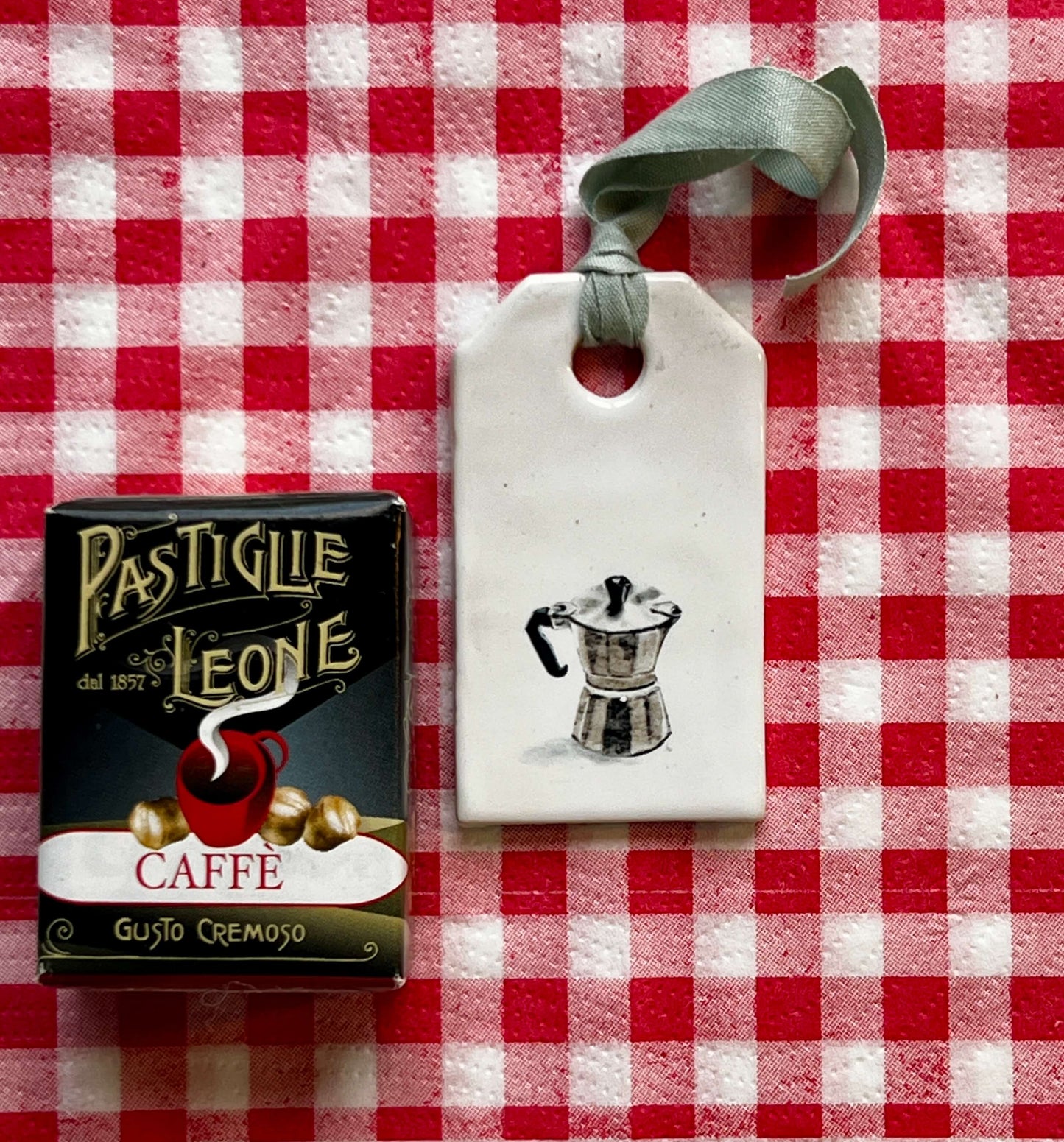 Handmade ceramic label with a printed illustration by Stefanie Vietor of a Moka