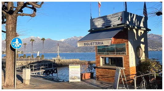 De kade van Stresa met meer, witte bergen en blauwe lucht in de winter. 