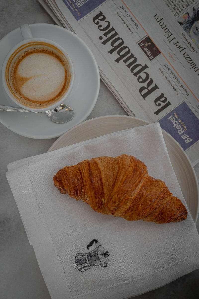 Linen napking emobroidered with illustration of a Moka by Stefanie with Cappucino and brioch