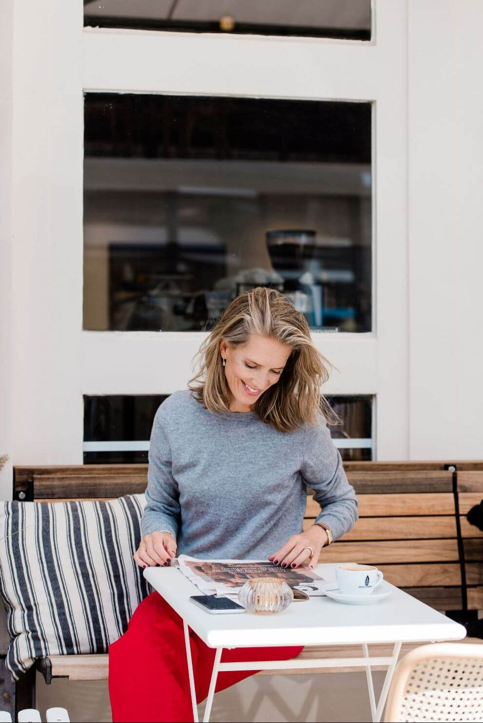 Potrait of illustrator Stefanie Vietor with cofee and news paper