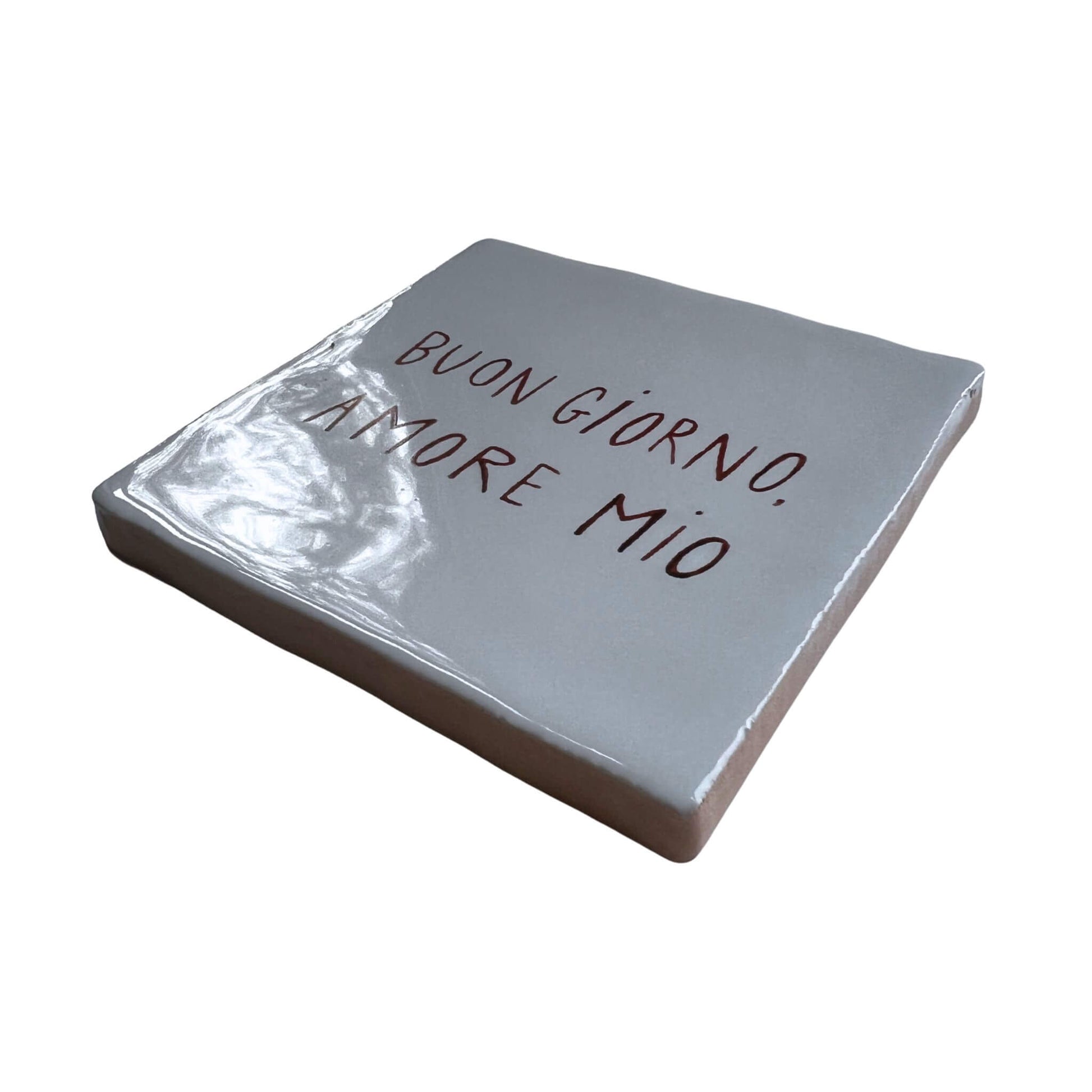 Side of white tile (witje) with red handwritten text Buon Giorno Amore Mio