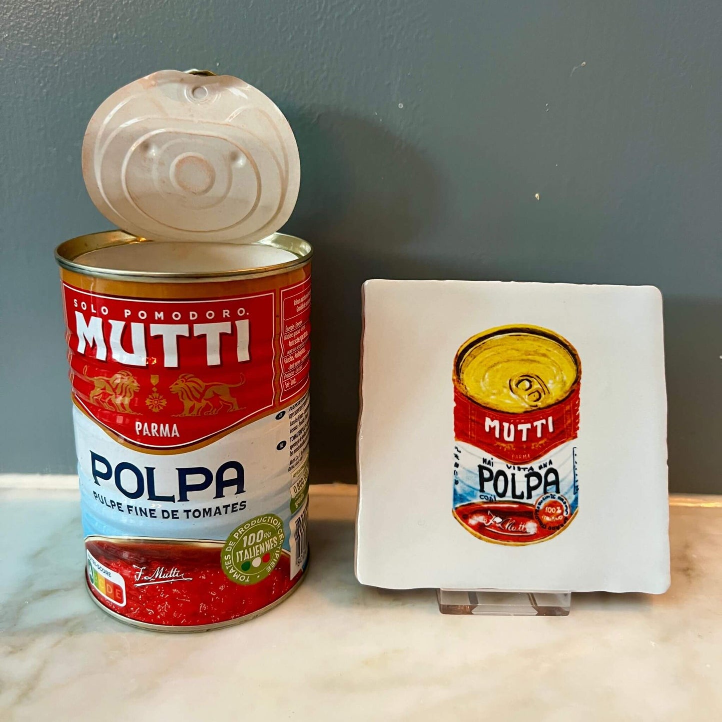 Tile with illustrations by Stefanie Vietor of Polpa Mutti can, size 10x10cm